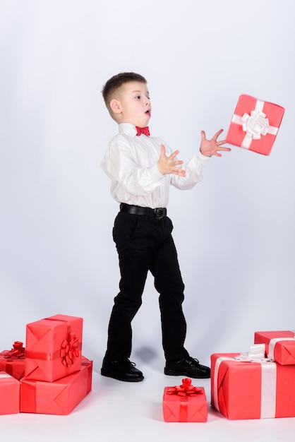 웰빙과 긍정적 인 감정 휴일 쇼핑 계절 판매 새해 축하 발렌타인 데이 생일 선물 작은 소년은 선물 상자를 들고 크리스마스 또는 생일 선물 꿈이 이루어진다 선물 구매