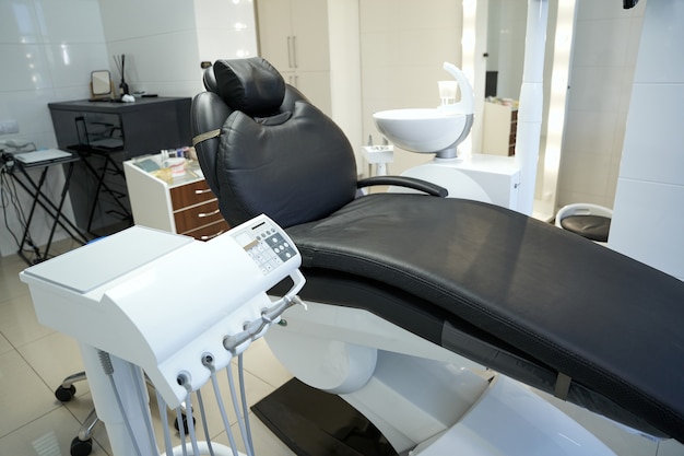 Фото Оборудованный современный стоматологический кабинет ждет посетителей