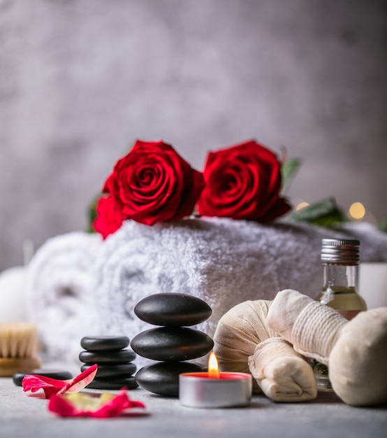 Wellness-decoratie, spa-massage-instelling, olie op stenen achtergrond. Valentijnsdag