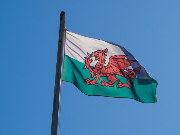 Welshe vlag van Wales over blauwe hemel