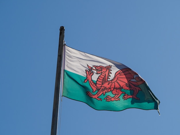 Welshe vlag van Wales over blauwe hemel