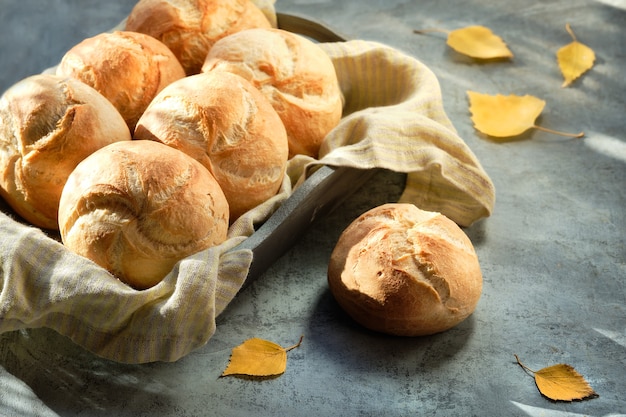 Wenen broodjes in broodmand op tafel