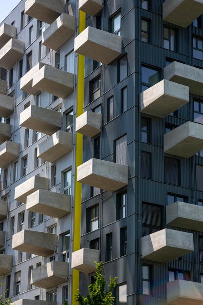 Wenen Oostenrijk 14 juni 2023 De gevel van een modern gebouw met meerdere verdiepingen in het wooncomplex Seestadt in Wenen