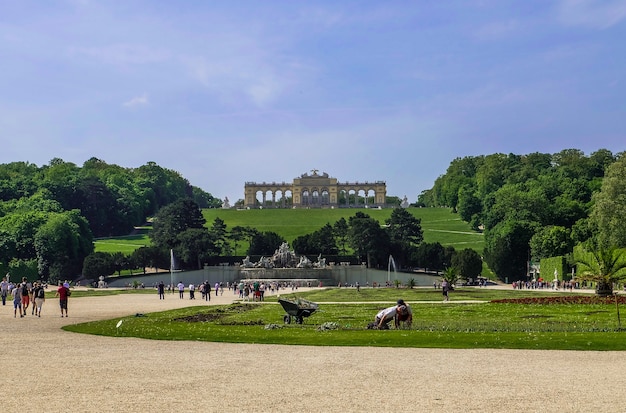 Wenen Oostenrijk 2 mei 2018 Vooraanzicht van Gloriette in de Schonbrunn-tuin Wenen Oostenrijk