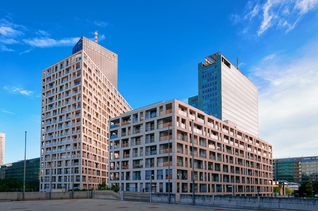 Wenen, Oostenrijk - 20 mei 2019: Modern appartement residentieel en vlak exterieur, Wenen, Oostenrijk. Nieuw luxe huis en wooncomplex. Stad architectuur. PricewaterhouseCoopers PWC gebouw op achtergrond