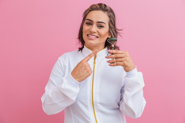 Wenkbrauw ontwerper professionele schoonheidsspecialiste ondernemende vrouw esthetische arts met jade steen roller gezichtsmassage