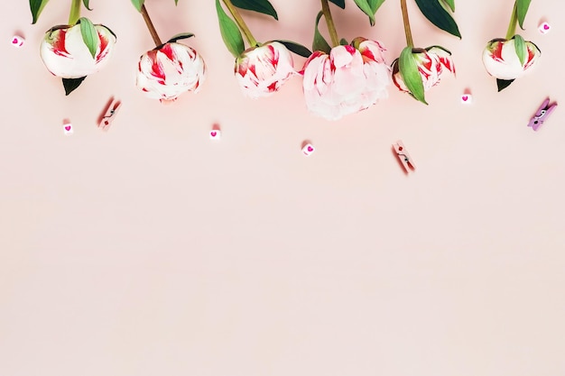 Wenskaart met pioenrozen en roze hartjes
