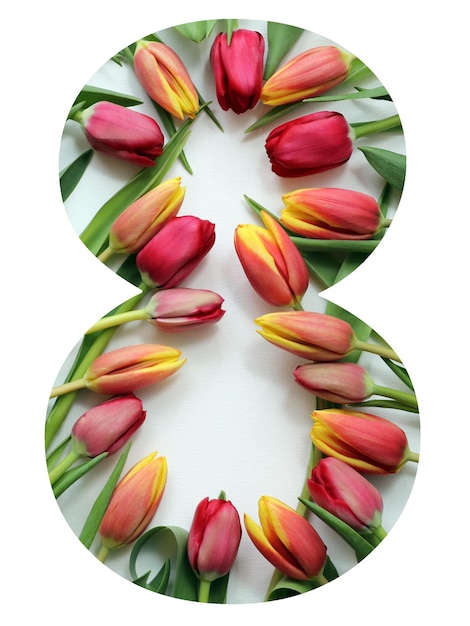 Wenskaart met rode en gele tulpen. 8 maart - Internationale Vrouwendag. Nummer Acht bloemen