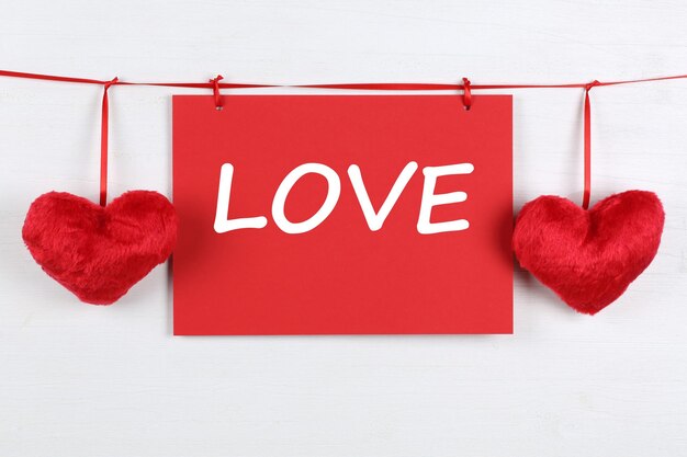 Wenskaart met woord liefde op Valentijnsdag of Moederdag met twee harten