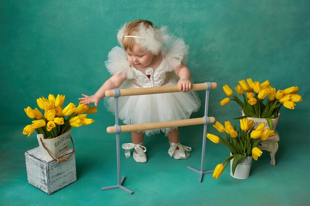 Wenskaart Schattig kind met gele tulpen Moederdag 8 maart Internationale Vrouwendag concept