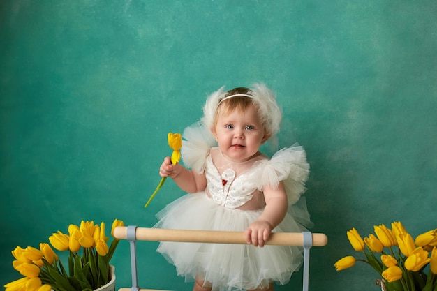 Wenskaart Schattig kind met gele tulpen Moederdag 8 maart Internationale Vrouwendag concept