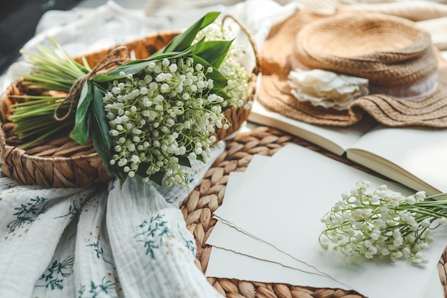 Wenskaart sjabloon bovenaanzicht in lente decor