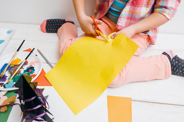 Wenskaarten voorbereiding kunstwerk in bewerking onherkenbaar artistiek babymeisje vroege kinderen onderwijs creativiteit concept