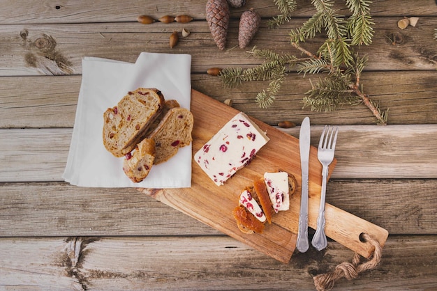 Wensleydale kaas met veenbessen rode wijn honing noten rozijnen op marmeren snijplank zwarte betonnen achtergrond selectieve aandacht