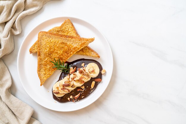 Wentelteefjes met bananenchocolade en amandelen als ontbijt