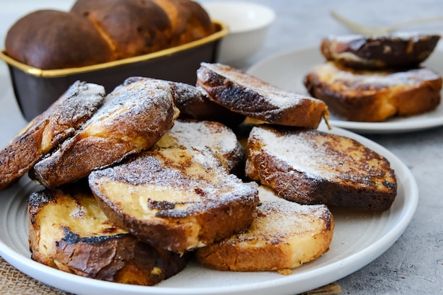 Wentelteefjes op een licht bord met poedersuiker Brioche toast Franse gebakken toast