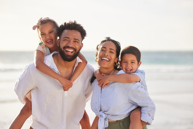 Werden in het zand gezaaid. Shot van een prachtige familieband terwijl je samen een dag op het strand doorbrengt.