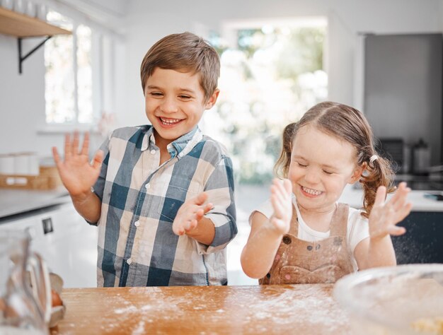 Era così entusiasta di vedere quando esce dal forno inquadratura di una bambina e un ragazzo che si divertono mentre cuociono insieme a casa