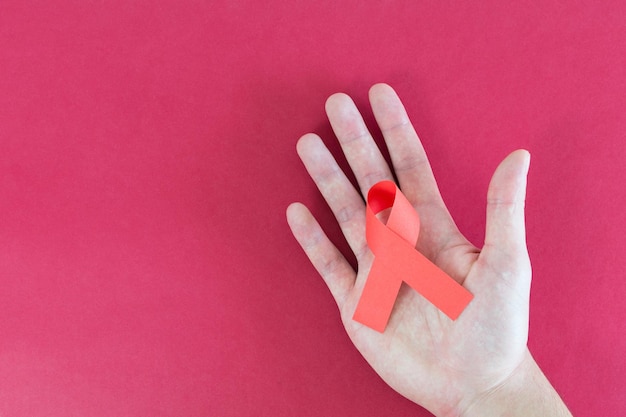 Wereld Aids Dag hand met rood lint symbool