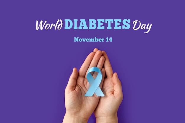 Wereld Diabetesdag Blauwe cirkel in handen van een volwassene staat symbool voor diabetesbewustzijn 14 november