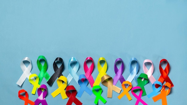 Foto wereld kanker dag kleurrijke linten kanker bewustzijn blauwe achtergrond internationaal agentschap voor kankeronderzoek