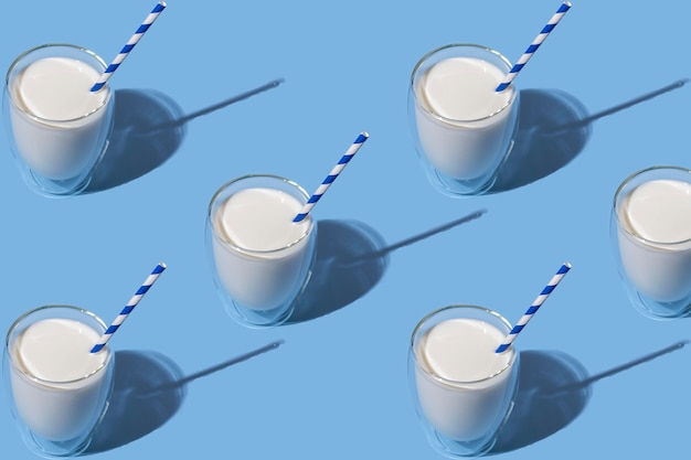 Wereld Melkdag. Glas melk met een rietje tegen blauwe achtergrond. Naadloze patroon. Steekproef. Pakket. Indeling.