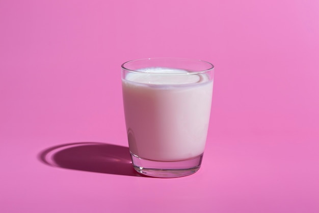 Wereld Melkdag. Patroon op een roze achtergrond. Een glas melk. Steekproef.