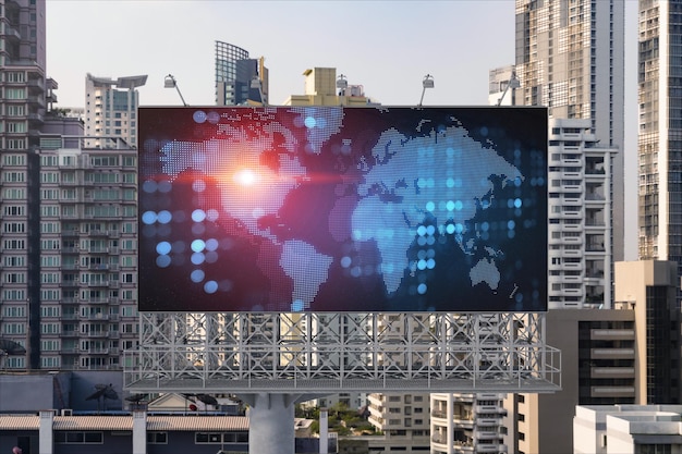 Wereld planeet aarde kaart hologram op billboard over panorama uitzicht op de stad van Bangkok Het concept van internationale verbindingen en zaken in Zuidoost-Azië