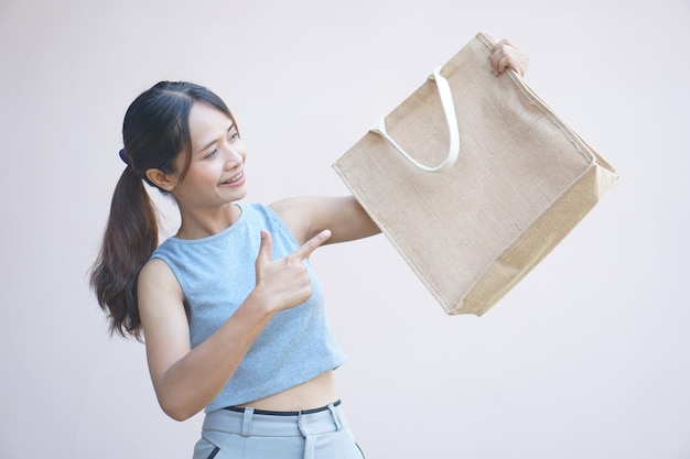 Wereld plasticvrije dag Vrouwen gebruiken stoffen tassen in plaats van plastic tassen om te winkelen