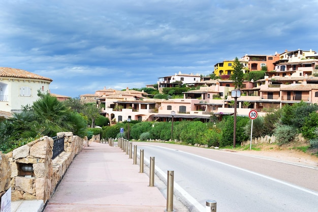 Wereldberoemd dorp Porto Cervo onder een bewolkte hemel