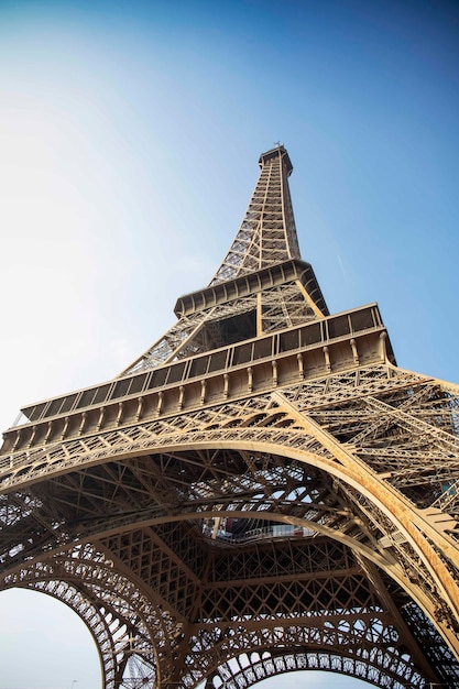 Wereldberoemde Eiffeltoren onder een blauwe lucht