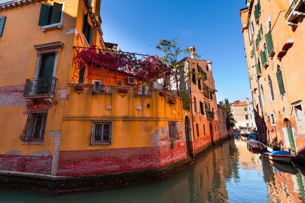 Wereldberoemde waterkanalen van Venezia, Veneto, Italië.