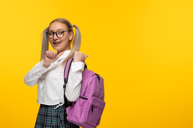Wereldboekendag gelukkig schoolmeisje met roze rugzak die achterom kijkt