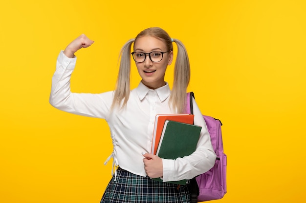 Wereldboekendag sterk schoolmeisje dat lacht en boeken vasthoudt