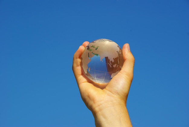 Wereldbol aan de menselijke hand