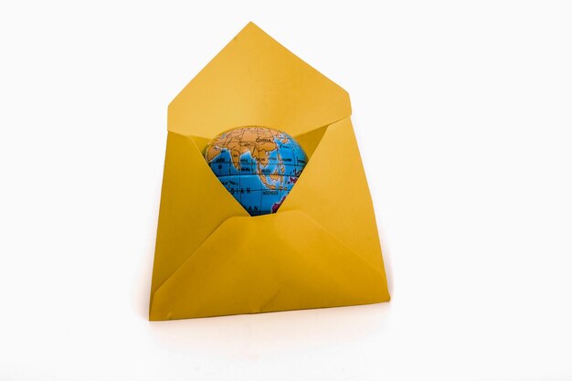 Wereldbol in envelop