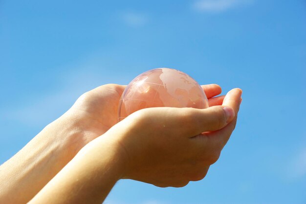 Wereldbol op de menselijke hand