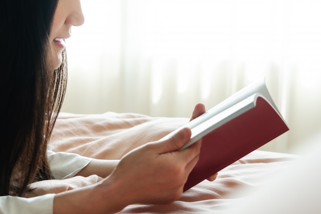 Werelddag boek, vrouw lag op bed het lezen van het blanco boek