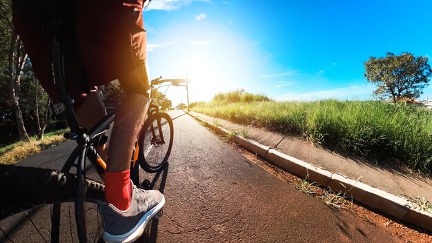 Wereldfietsdag zwarte man met plezier fietsen in het stadspark