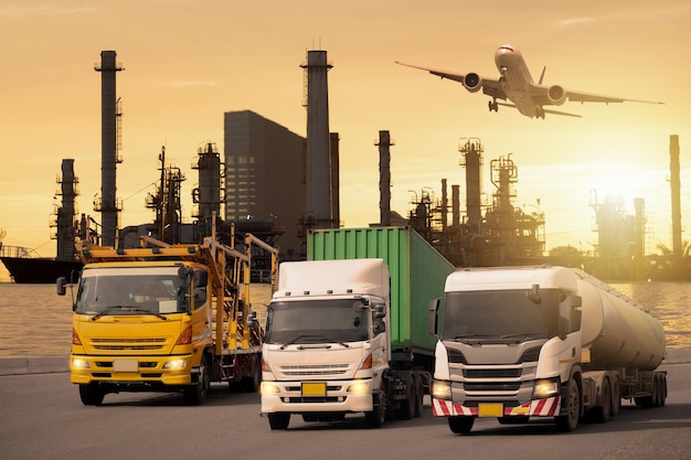 wereldindustrie olie en gas petrochemische fabriek en vrachtwagen transportcontainer met logistiek concept