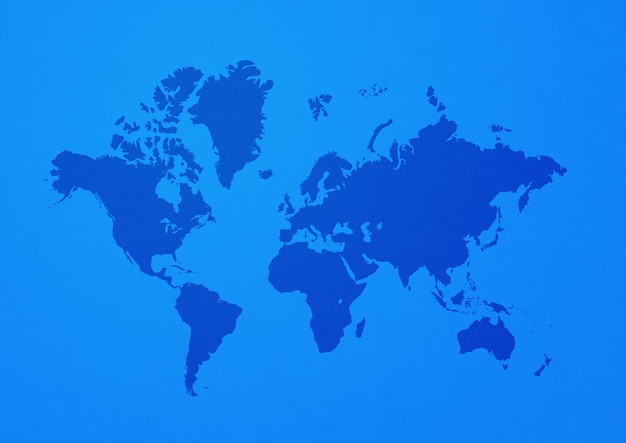 Foto wereldkaart geïsoleerd op blauw oppervlak