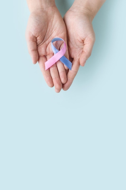 Wereldschildklierdag Volwassen handen met Schildklierkanker bewustzijnslint in Teal Pink Blue