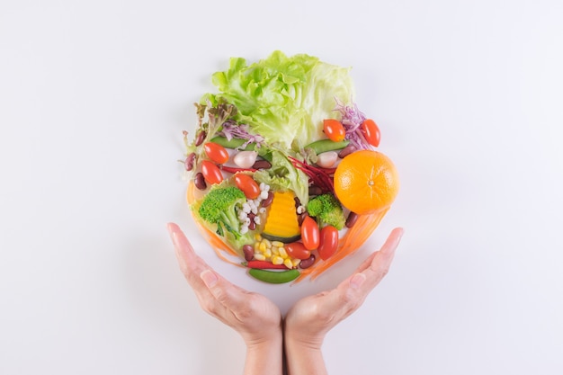 Foto wereldvoedseldag, vegetarische dag, veganistische dag. bovenaanzicht van verse groenten, fruit op witte achtergrond.