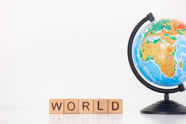Wereldwoord is geschreven op houten kubussen op een witte achtergrond close-up van houten elementen