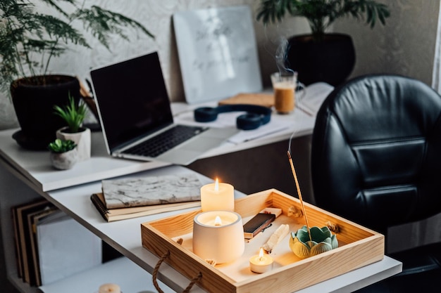 Werk en privé balans geestelijke gezondheid mindfulness welzijn thuis werkplek tafel met laptop branden