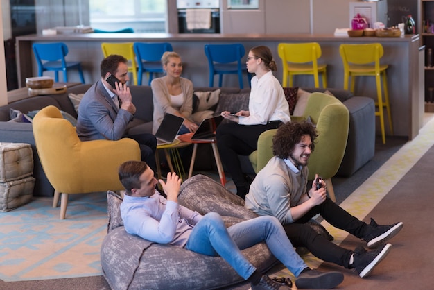 Werk hard hard. Werknemers Computerspelletjes spelen in creatief opstartbureau