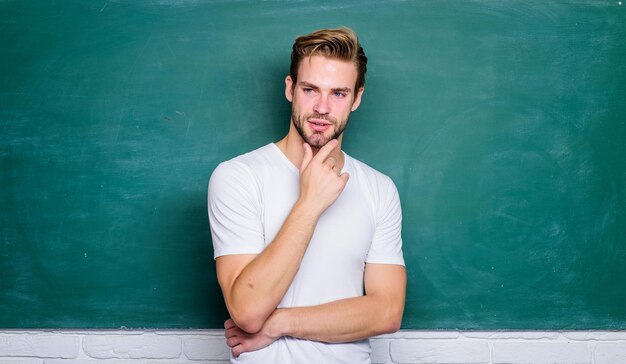 Werk hard speel harder. student man in de klas. mens bij bord. doe hier kennis op. online cursussen. onderwijs in het buitenland. studentenleven. jonge docent. leraren dag. privé lesgeven. terug naar school.