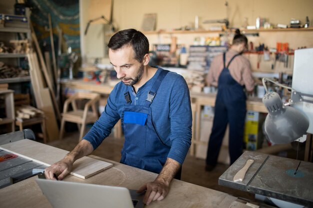 Foto werk in de studio van de timmerman.