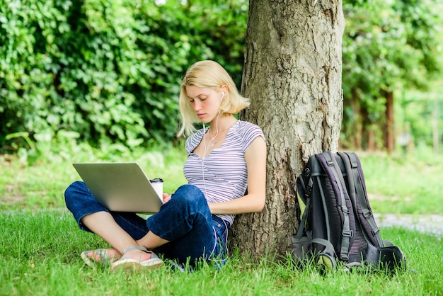 Werk in zomerpark Meisjeswerk met laptop in park Redenen waarom je je werk buiten zou moeten doen Lunchtijd ontspannen of koffiepauze De natuur is essentieel voor welzijn en het vermogen om productief te zijn