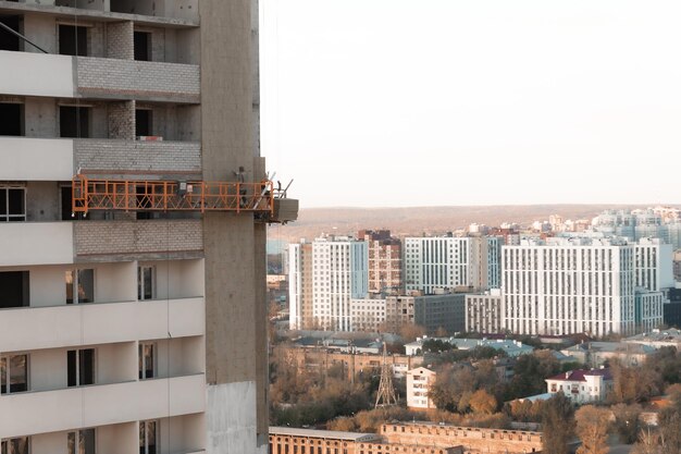 Werk industriële klimmer constructie gevel gebouw schilderen buitenste deel gevel residentieel gebouw door wieg kantoor hoogbouw gebouw met meerdere verdiepingen panoramisch uitzicht bouwplaats rusland samar